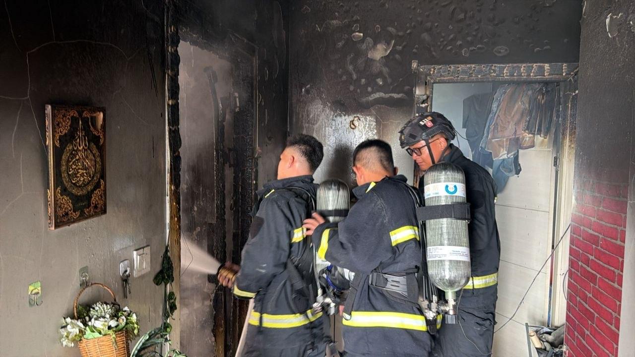 突发!西港飞机山一建筑燃起大火,消防部门火速出击平息险情!