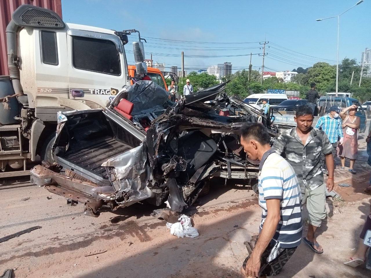 BREAKING NEWS:រថយន្តដឹកថ្មក្រានីតបើកល្បឿនលឿនចុះចំណោត បុករះរថយន្ត៣គ្រឿង និងម៉ូតូកង់បី១គ្រឿង នៅក្រុងព្រះសីហនុ បណ្តាលឲ្យមនុស្សម្នាក់រងរបួសធ្ងន់