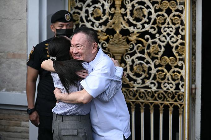 泰国前总理他信获国王特赦,电子监控正式摘除!