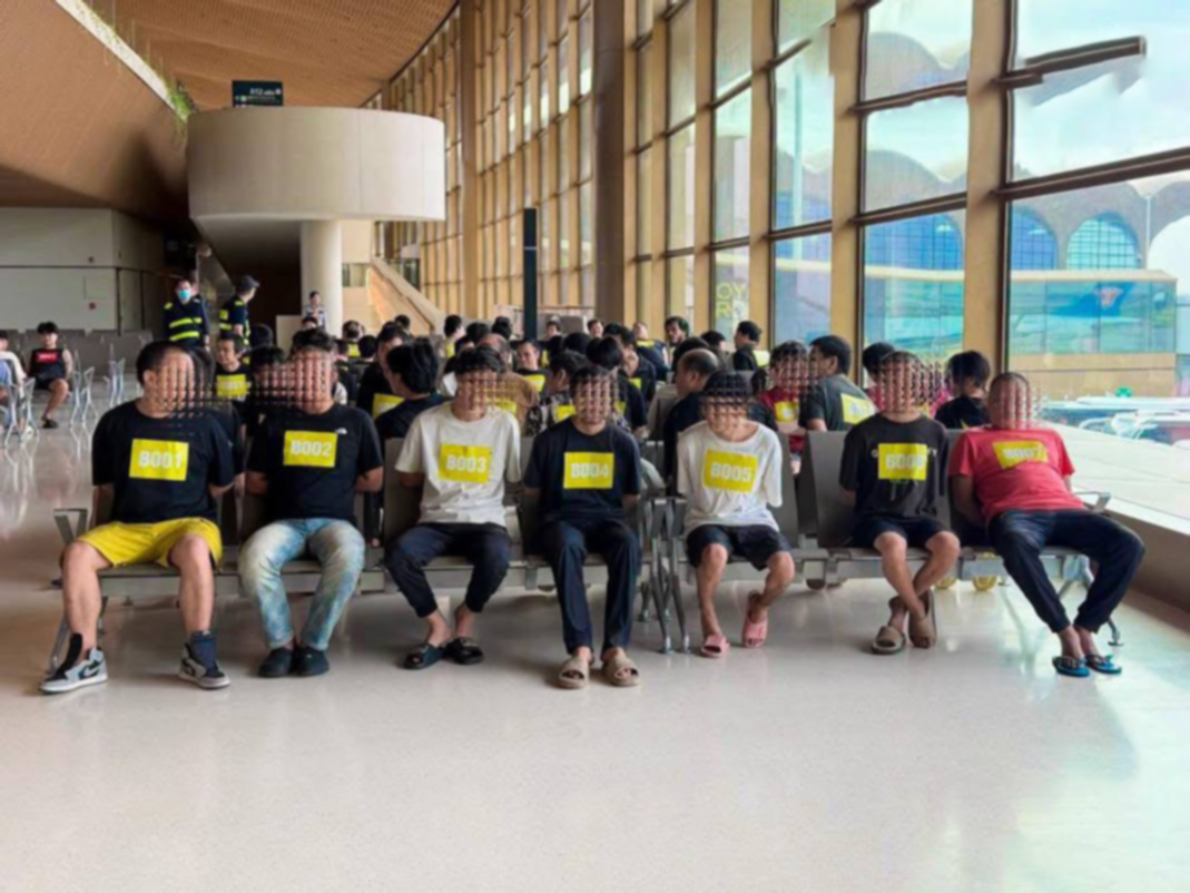 严打电诈!柬埔寨驱逐121名中国籍人员,涉偷渡及非法务工 近日,柬埔寨内政部移民总局根据副首相兼…