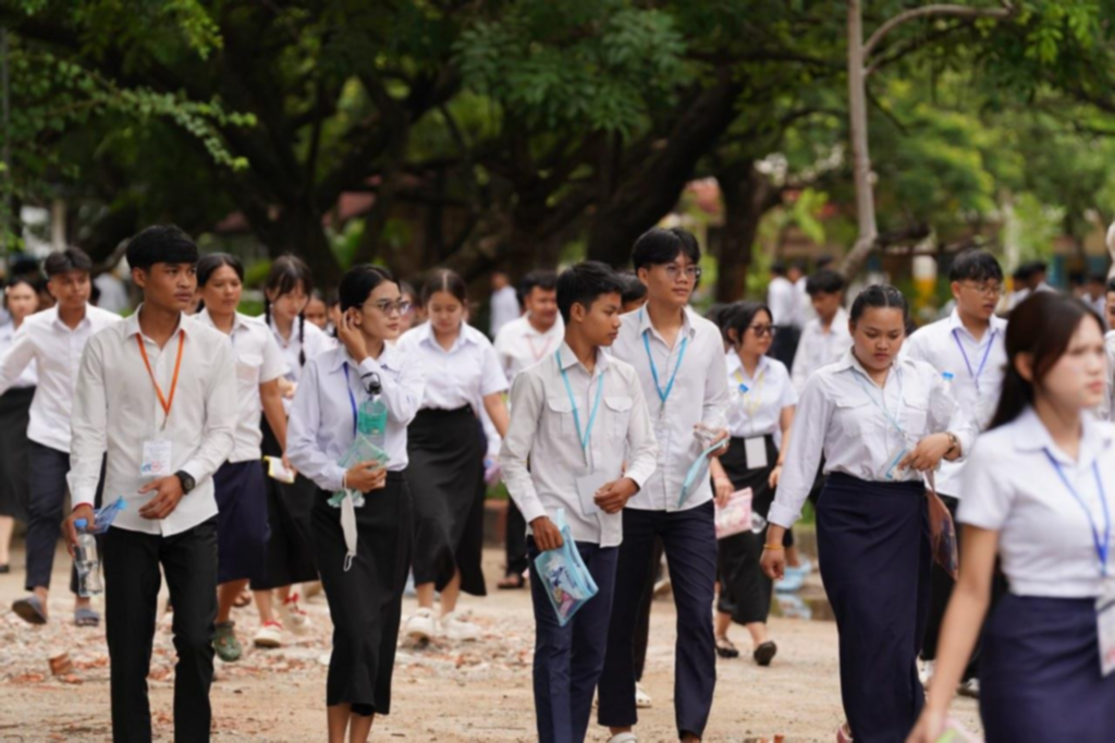 4650个名额!柬埔寨公布新学年奖学金,助力毕业生升学 9月2日,柬埔寨首相洪玛耐及夫人碧占莫妮…