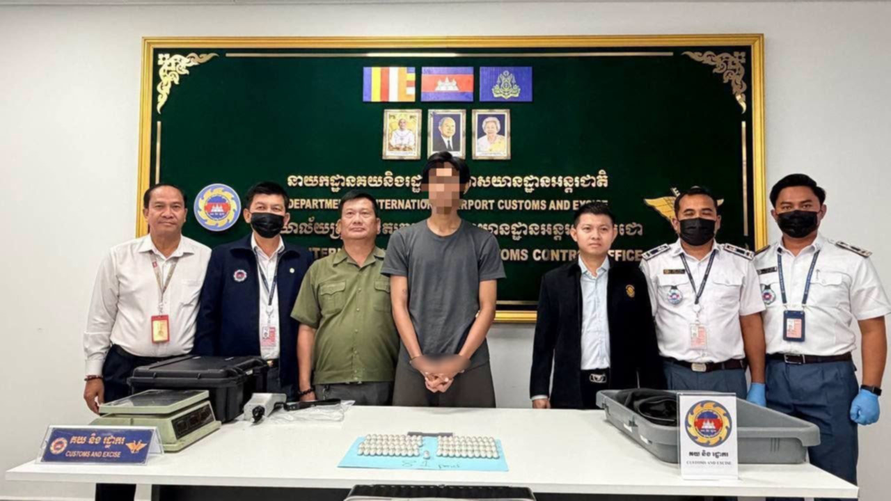 携570克疑似海洛因出境!马来西亚男子德崇机场被查,移交禁毒局 9月2日,柬埔寨海关总署驻德崇国…
