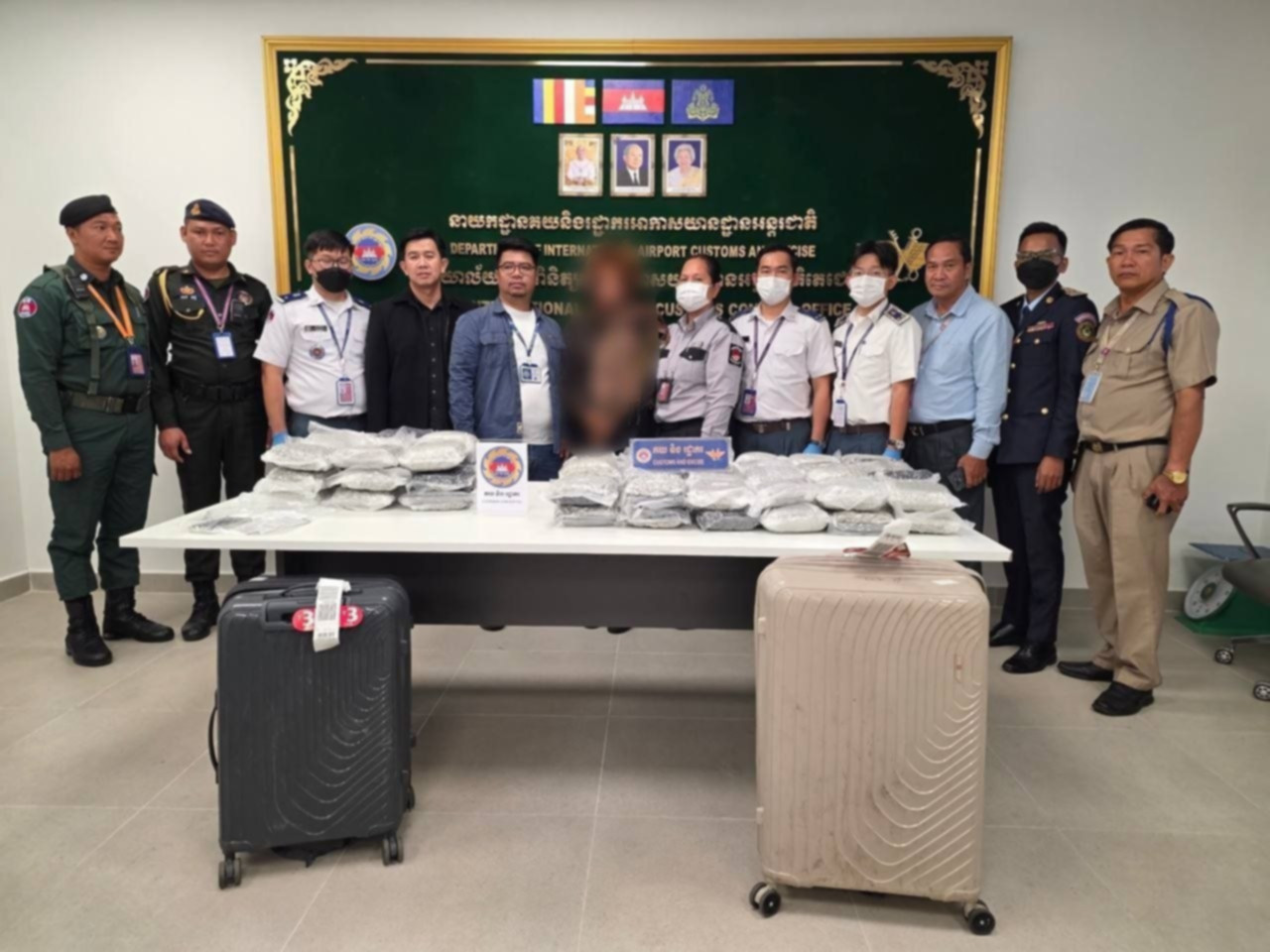 准备离境却被拦下!外籍旅客携34.5公斤疑似大麻遭查 柬埔寨海关部门9月3日在德崇国际机场查获3…