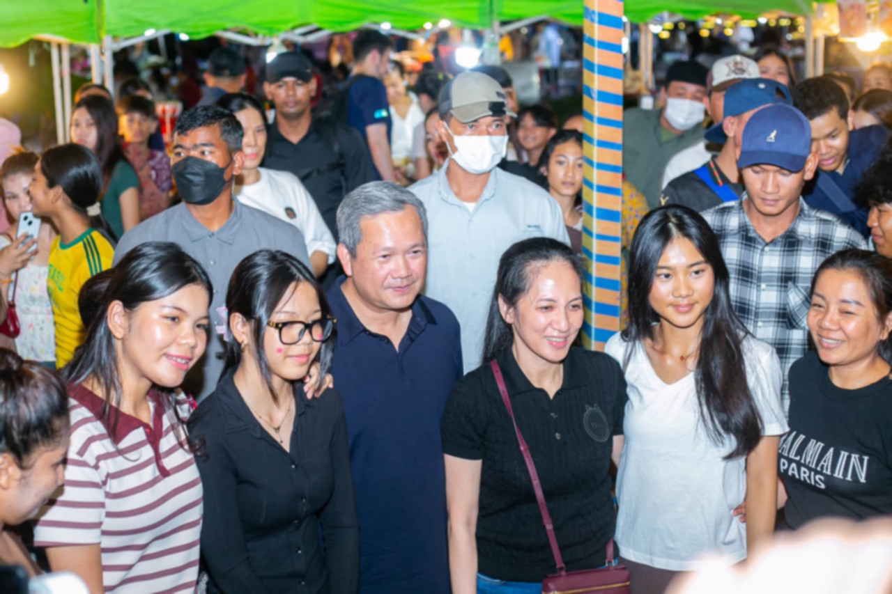 洪玛奈下班“逛街”?现身金边步行街,与民众近距离互动 近日,一段柬埔寨首相洪玛奈现身金边湄公河步…