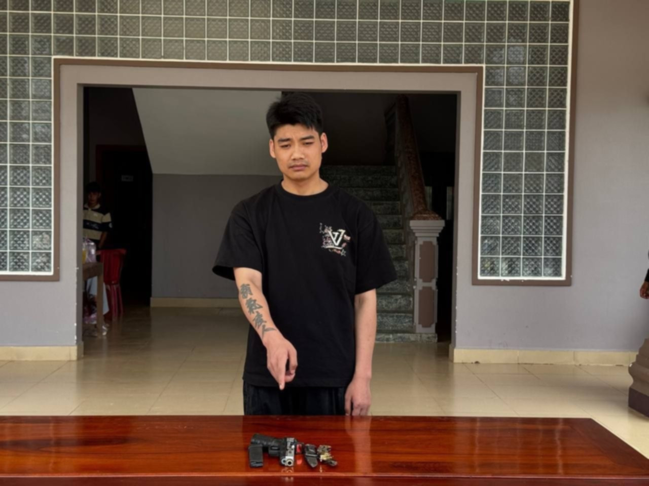 Glock+M16+改装AK-47!白马省警方突查,中国男子被捕 柬埔寨白马省发生一起涉嫌随意开…