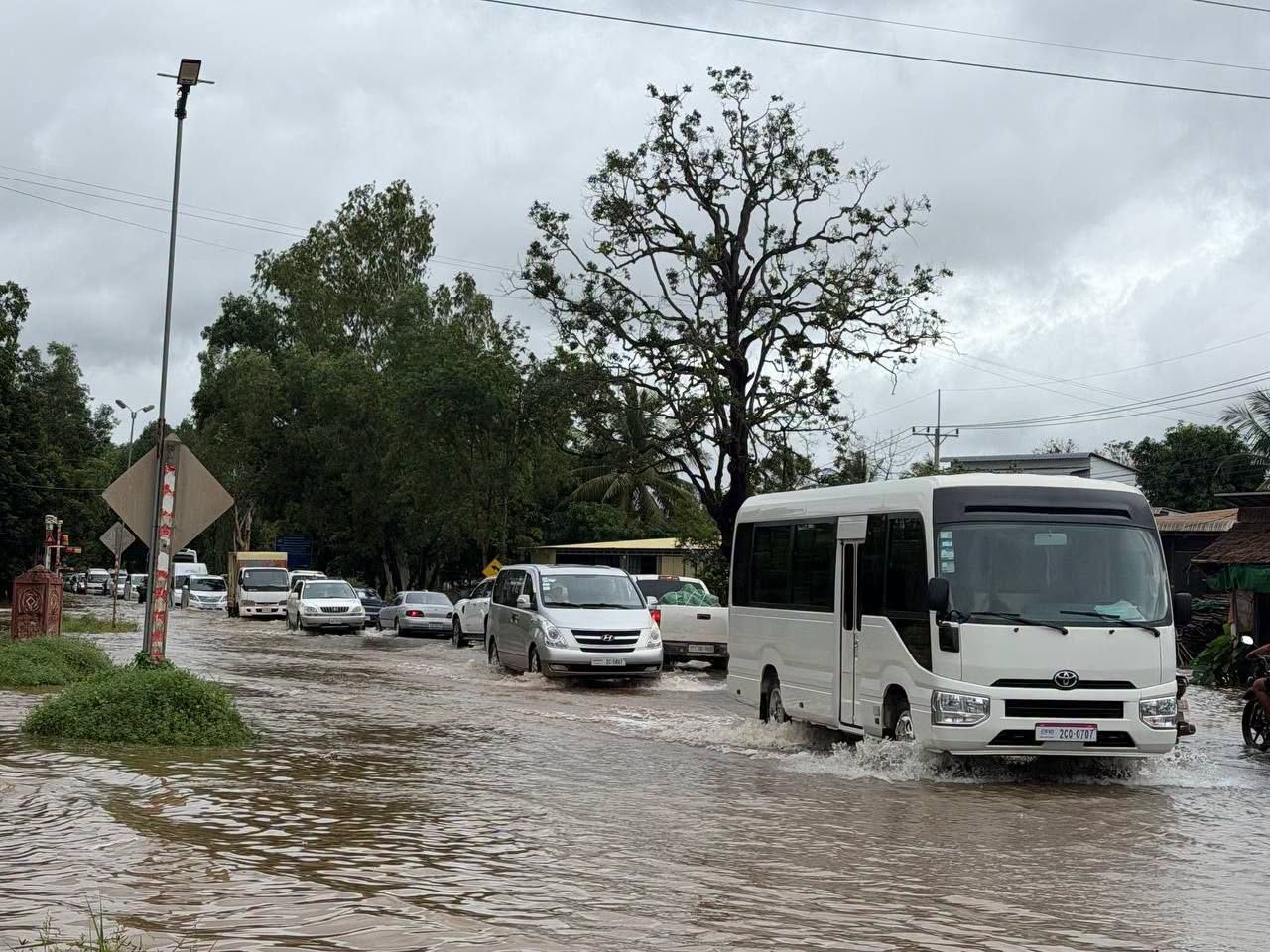 暹粒洪水上涨！4条公路紧急限行，交通受阻 9月25日，受持续降雨引发的洪涝影响，柬埔寨暹粒省4条…