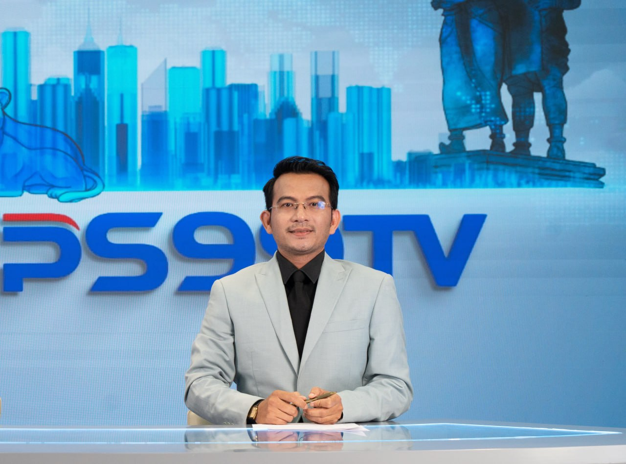 PENH Sopheak in the news studio
