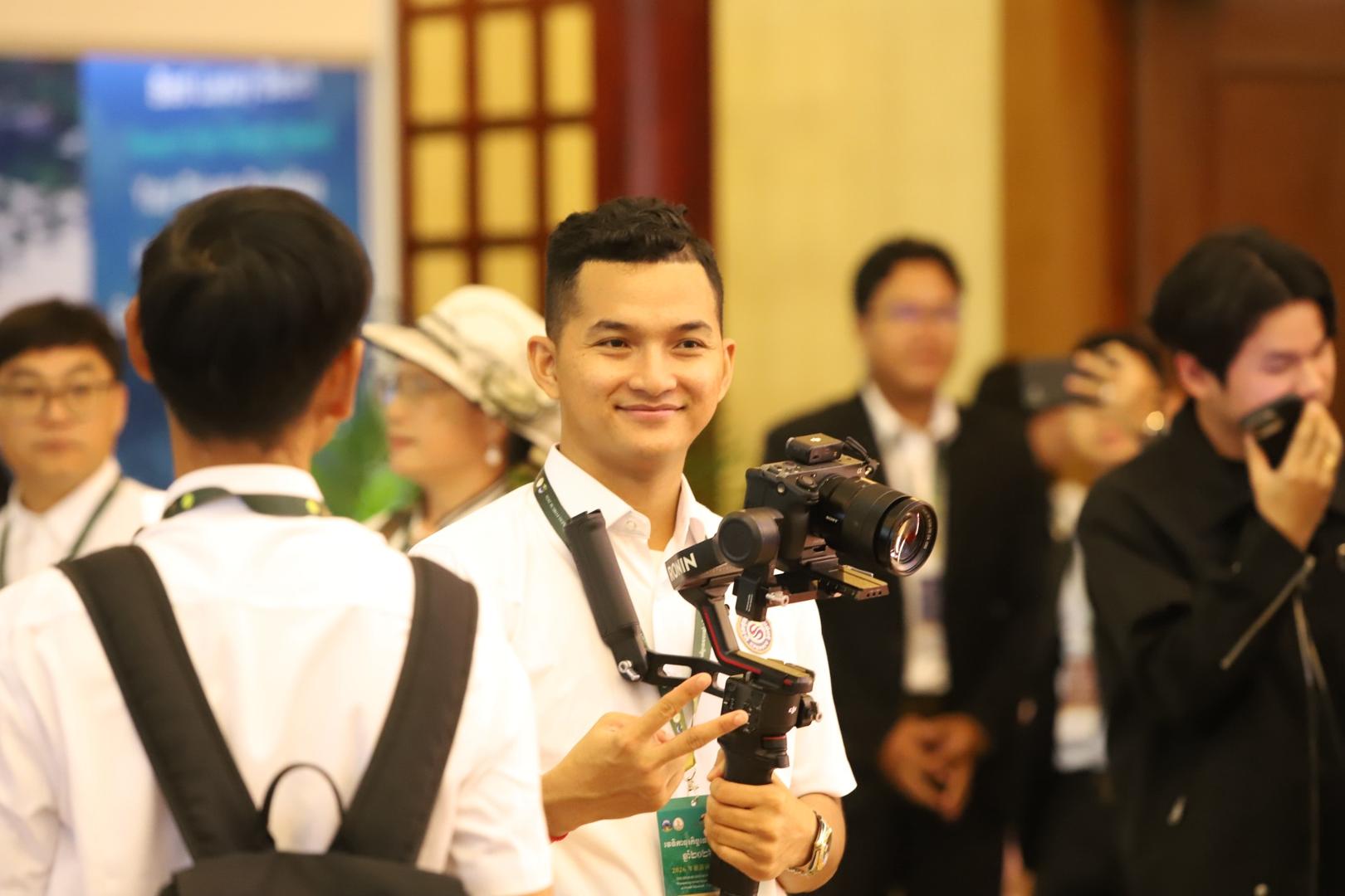 Filming an event with a camera and stabiliser